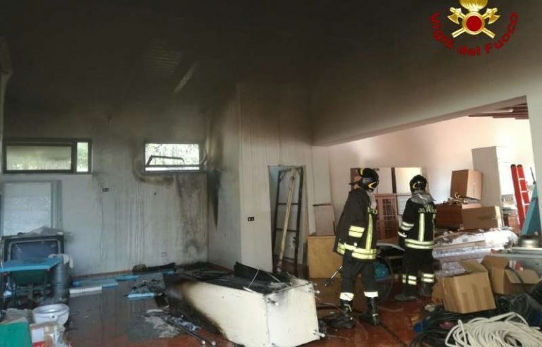 Incendio A Rombiolo Intervengono I Vigili Del Fuoco