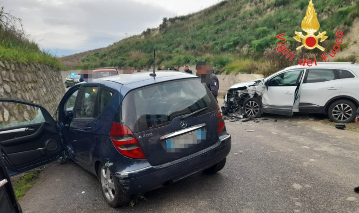 Scontro Frontale Tra Due Auto Nel Catanzarese Tre Feriti