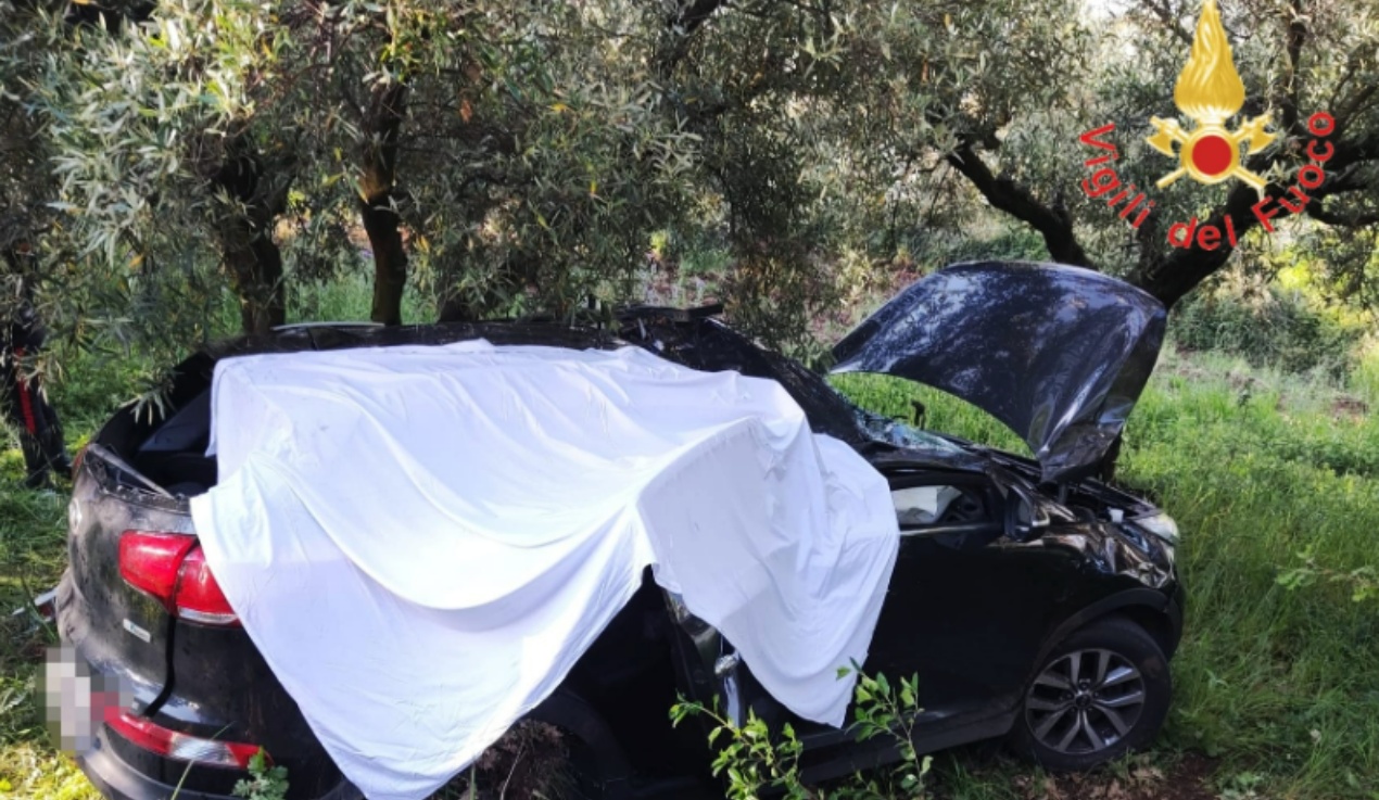 Incidente Allalba Nel Catanzarese Auto Finisce Contro Un Albero Un Morto