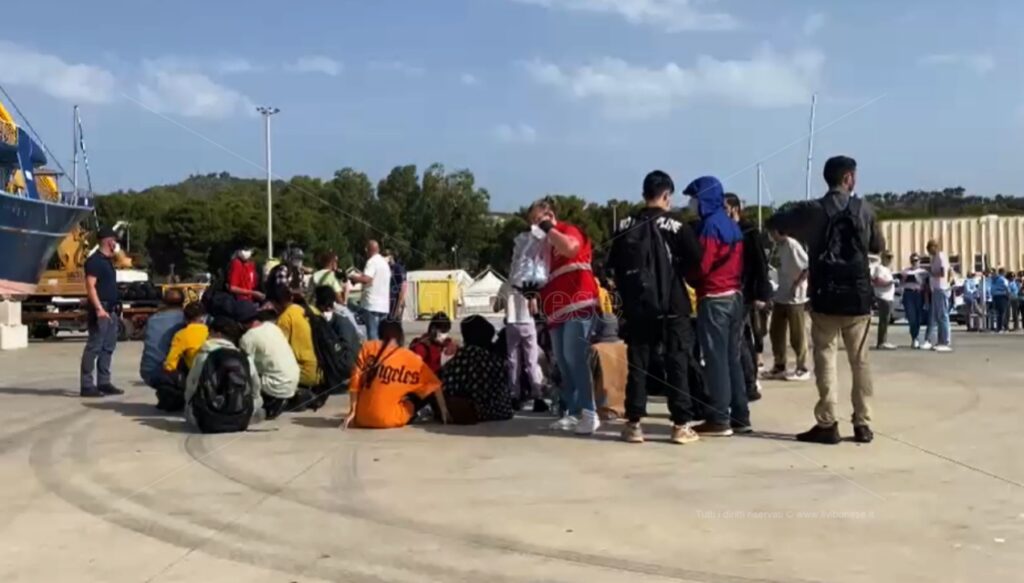 Ancora Sbarchi In Calabria 57 Migranti Accolti Nel Porto Di Roccella