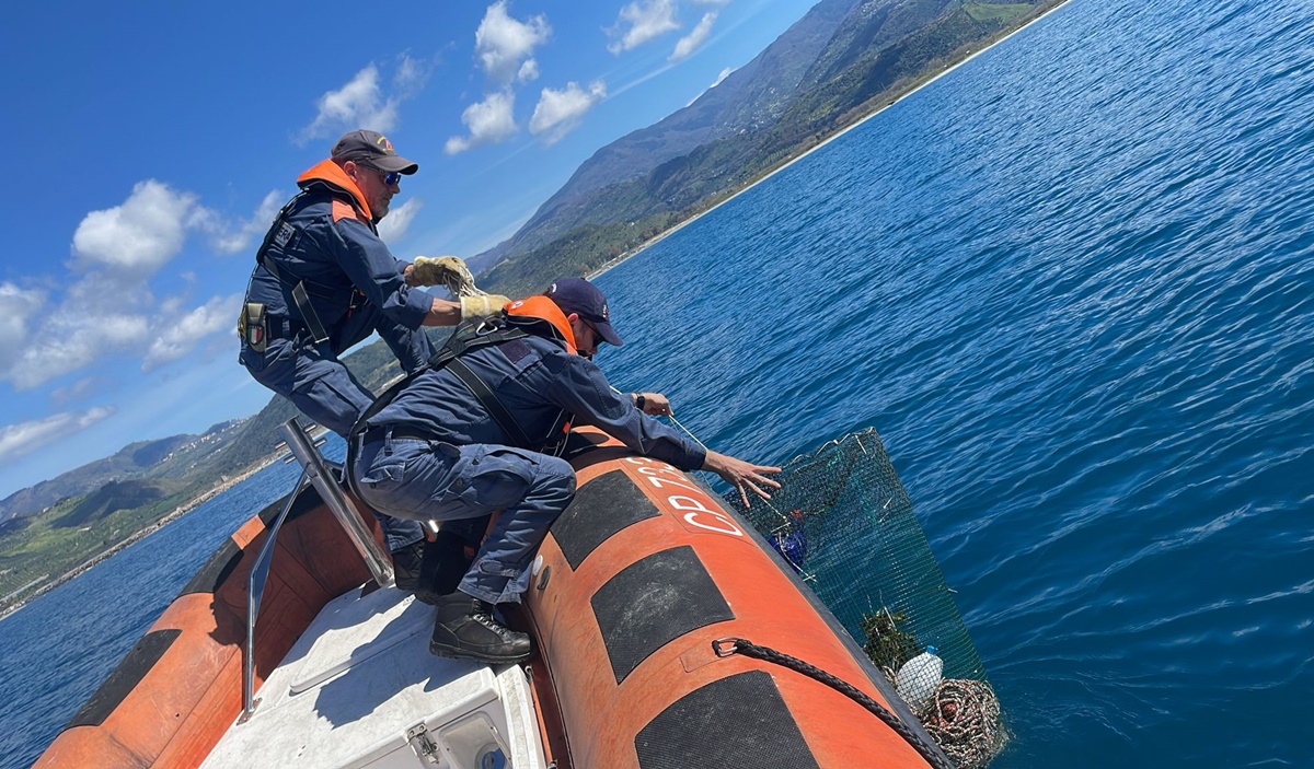 Guardia Costiera Di Vibo Marina Sequestra Attrezzi Da Pesca Illegali