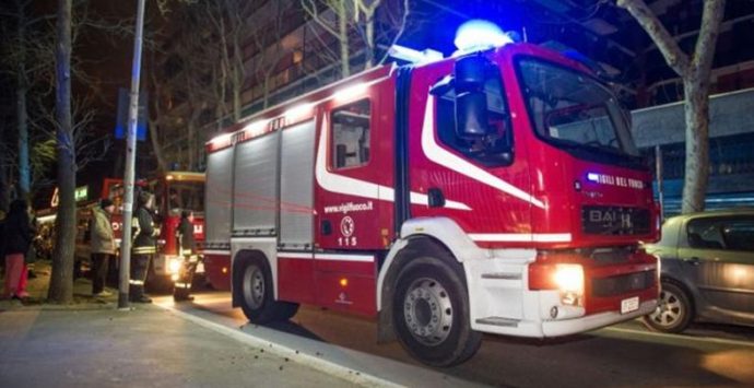 Furgone incendiato nella notte a Vibo Valentia, indaga la polizia