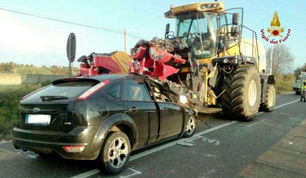 Auto contro trattore, morta la donna già gravemente ferita