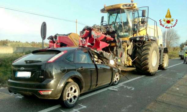 Auto contro trattore, morta la donna già gravemente ferita