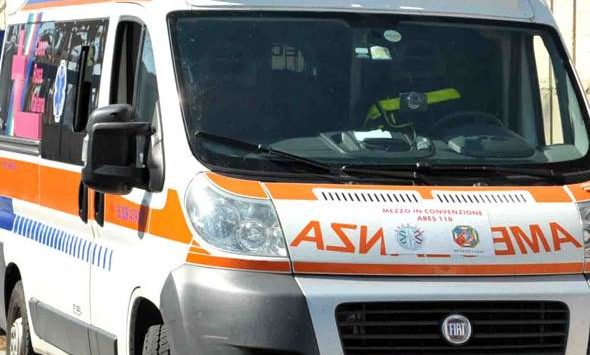 Auto fuori strada su viale della Pace, giovane in coma