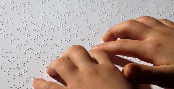 Alunna non vedente senza insegnante di Braille, parla il padre