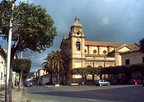 Limbadi, ordinanza di chiusura per lo storico bar di piazza Marconi