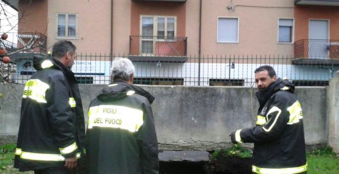 Si apre voragine in via Carlo Parisi a Vibo, otto famiglie evacuate – FOTO/VIDEO