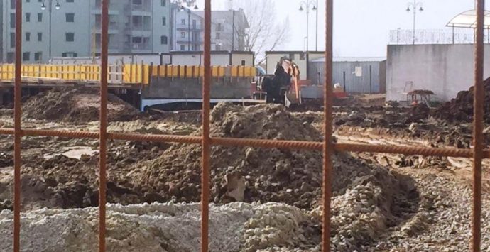 Escavatore in fiamme nel cantiere del nuovo teatro – FOTO/VIDEO