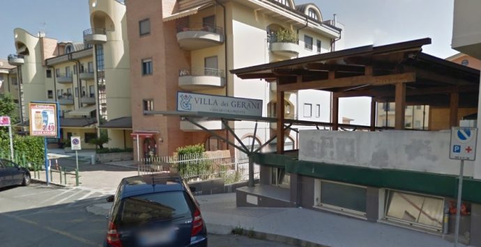 Morte sospetta dopo una caduta alla Villa dei Gerani, due sanitari indagati