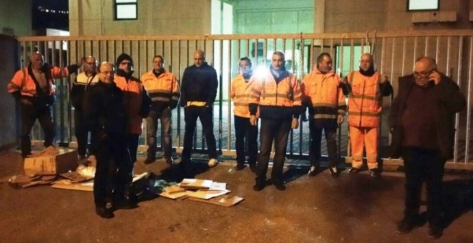 Assunzioni Ased, i lavoratori bloccano i cancelli della ditta a Porto Salvo