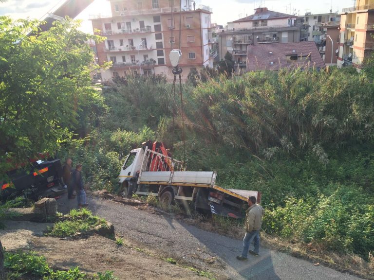 Camion fuori strada a Vibo Marina, illeso il conducente