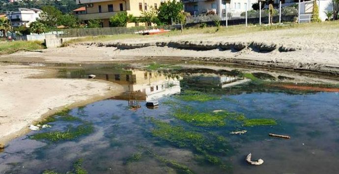 Una fogna a cielo aperto sulla spiaggia di Bivona