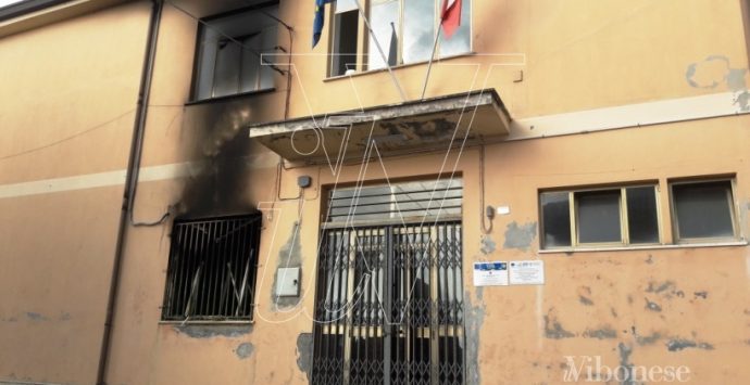 Incendio in una scuola di Stefanaconi, le fiamme distruggono un locale tecnico