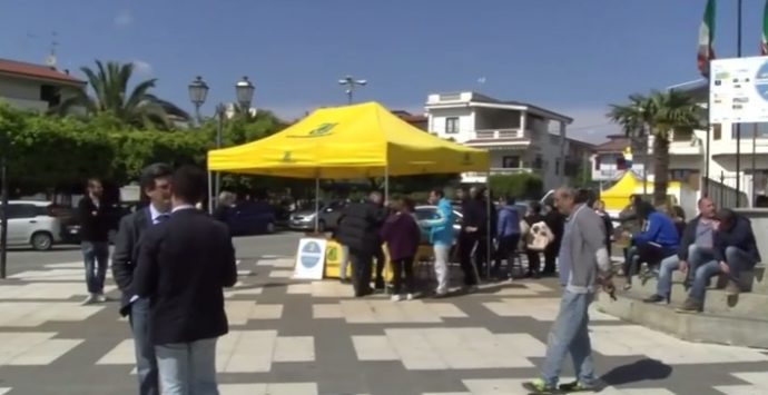 VIDEO | Acqua sporca a Santa Domenica, cittadini e associazioni in piazza