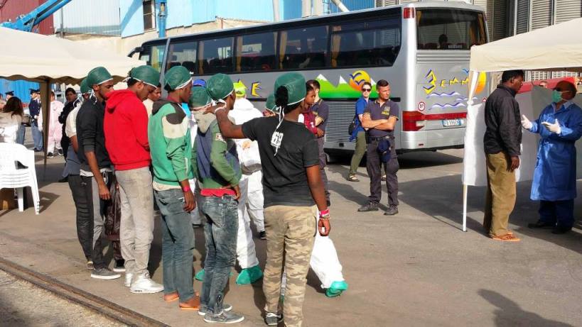 Le operazioni di accoglienza al porto