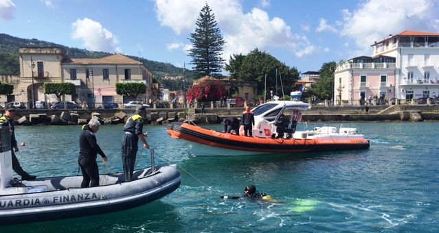 Ormeggi abusivi al porto, sequestrate diciotto boe – VIDEO