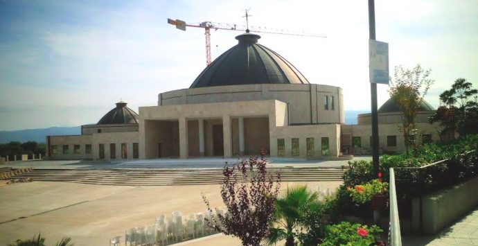 Chiese chiuse, il paese di Natuzza si schiera dalla parte dei vescovi – Video