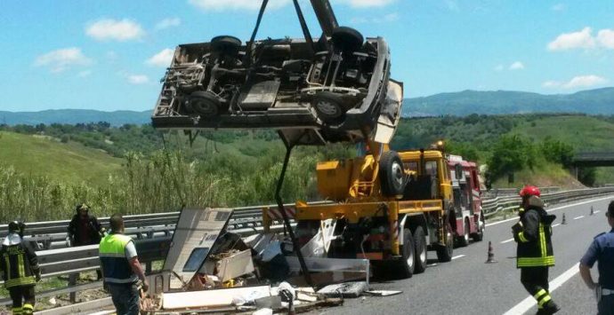 Caravan fuori strada sull’A3, illeso il conducente