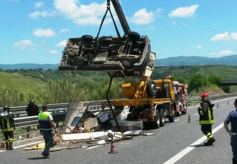 Caravan fuori strada sull’A3, illeso il conducente