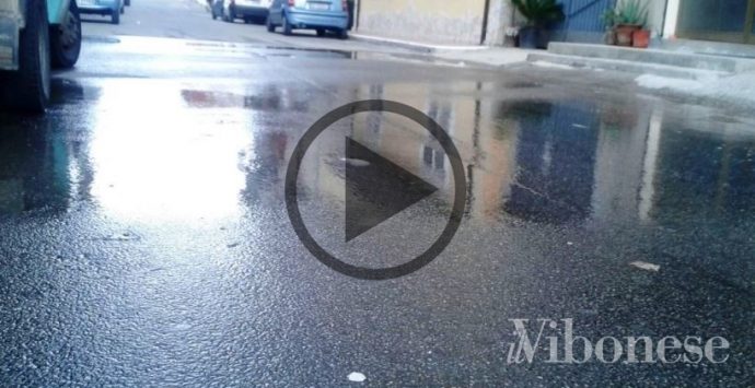 Liquami e rifiuti per strada, degrado senza fine nel quartiere Pennello – VIDEO