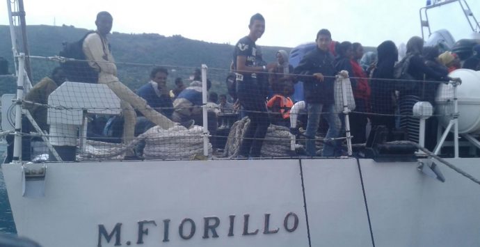 Migranti, in 360 sbarcano al porto di Vibo Marina (VIDEO)