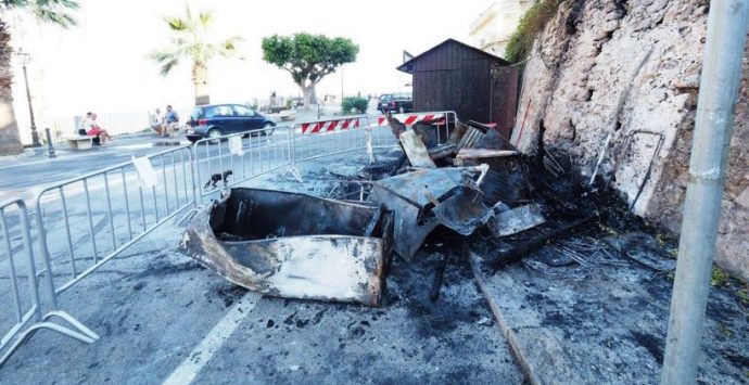 Incendio nella notte a Tropea, un chiosco divorato dalle fiamme