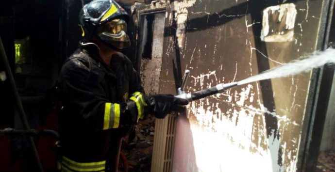 Incendio danneggia fabbricato nel centro di Pizzoni