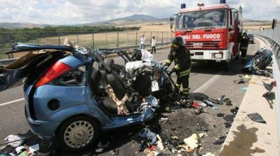 La distanza tra la vita e la morte in uno sguardo al telefonino