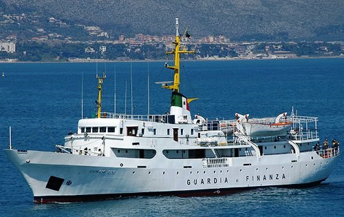 La nave scuola della Guardia di finanza approda a Vibo Marina