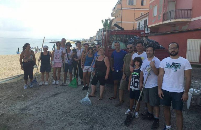 Ripulita la spiaggia del Pennello, partecipazione massiccia all’iniziativa