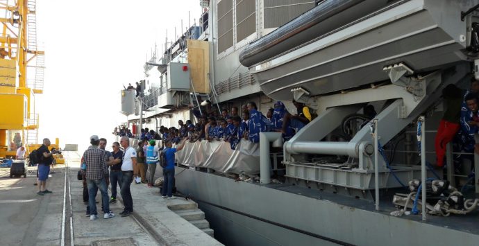 Vibo Marina, arriva la nave carica di morte e disperazione – VIDEO