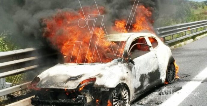 Auto in fiamme innesca incidente sull’A3, un ferito – FOTO