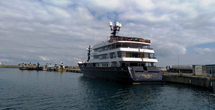 Il mega yacht Force Blue in breve sosta al porto di Vibo Marina