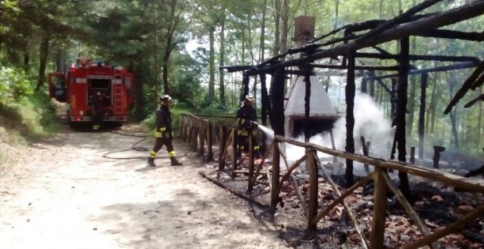 Rifugio divorato dalle fiamme ad Arena: l’incendio è doloso