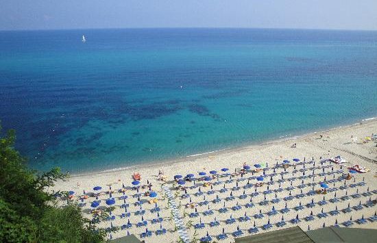 Panico a Tropea: la spiaggia sprofonda