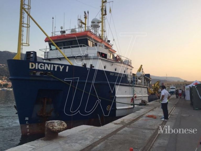 Migranti, lo sbarco della “Dignity I” a Vibo Marina (FOTO/VIDEO)