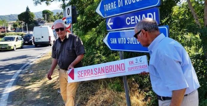 Manca la segnaletica per Serra San Bruno e spuntano i cartelli “fai da te”