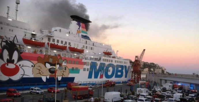 Divampa incendio su traghetto Moby, a bordo sei marittimi di Pizzo