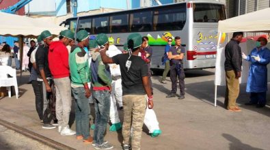 Migranti al palazzetto, al via la raccolta firme