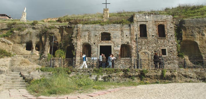 La chiesetta di Piedigrotta a Pizzo