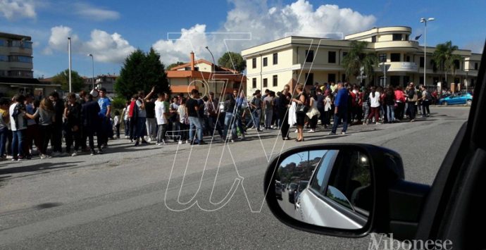 Terremoto nel Vibonese, scuole evacuate e traffico in tilt – VIDEO