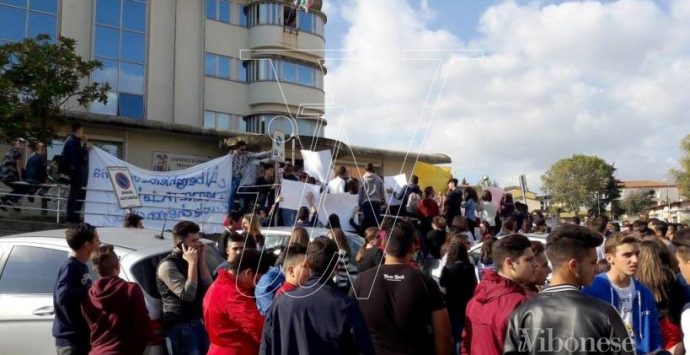 VIDEO | Gli studenti dell’Alberghiero prendono d’assalto la Provincia