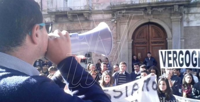 VIDEO | Alberghiero, la protesta approda in Prefettura