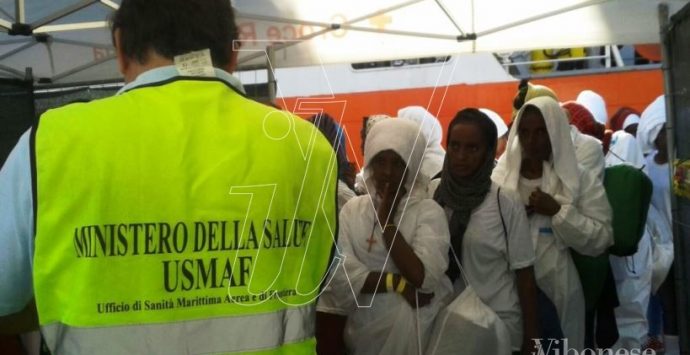 Migranti, a Vibo Marina sbarcata la nave Acquarius con 725 persone a bordo