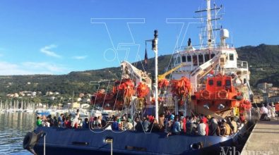 Migranti: in 413 sbarcano a Vibo Marina, tra loro anche un neonato e donne incinte