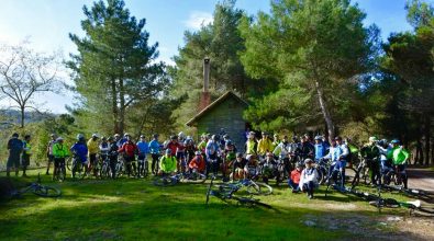 Cicloturismo, “Bicinsieme” guida 70 bikers alla scoperta dell’insediamento rupestre di Zungri