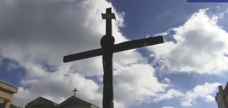 VIDEO | Celebrazioni del 2 novembre, benedetto il crocifisso donato al cimitero