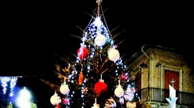 A Sant’Onofrio addobbo creativo ed ecologico per l’albero di Natale in piazza