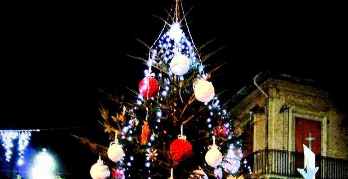 A Sant’Onofrio addobbo creativo ed ecologico per l’albero di Natale in piazza